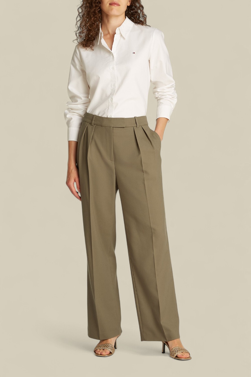 תמונת כל הלוק של מכנסיים ארוכים